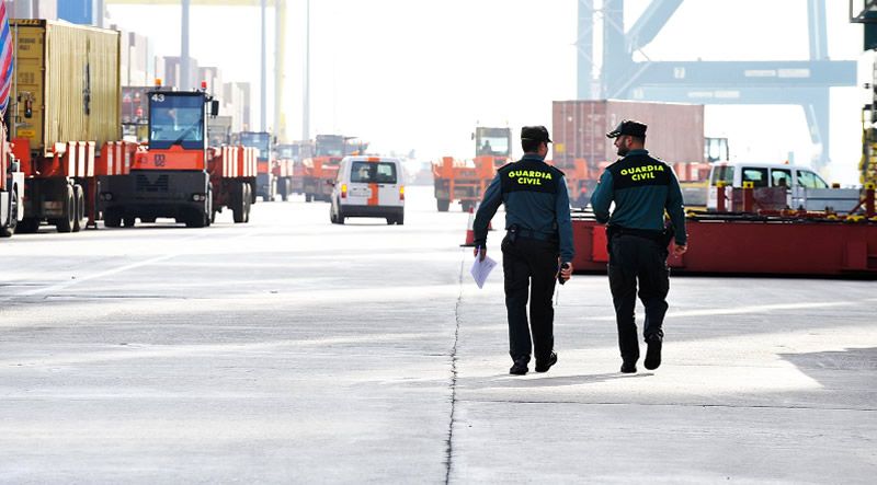 Binomio de agentes en un puerto de mercancías español (Foto: Guardia Civil)