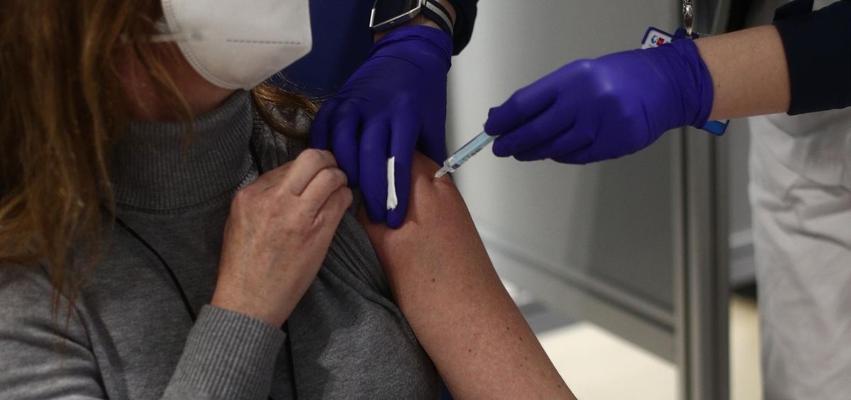 Una mujer recibe la primera dosis de la vacuna de AstraZeneca contra la COVID 19 en el Hosital Enfermera Isabel Zendal (Foto. Marta Fernández   Europa Press)