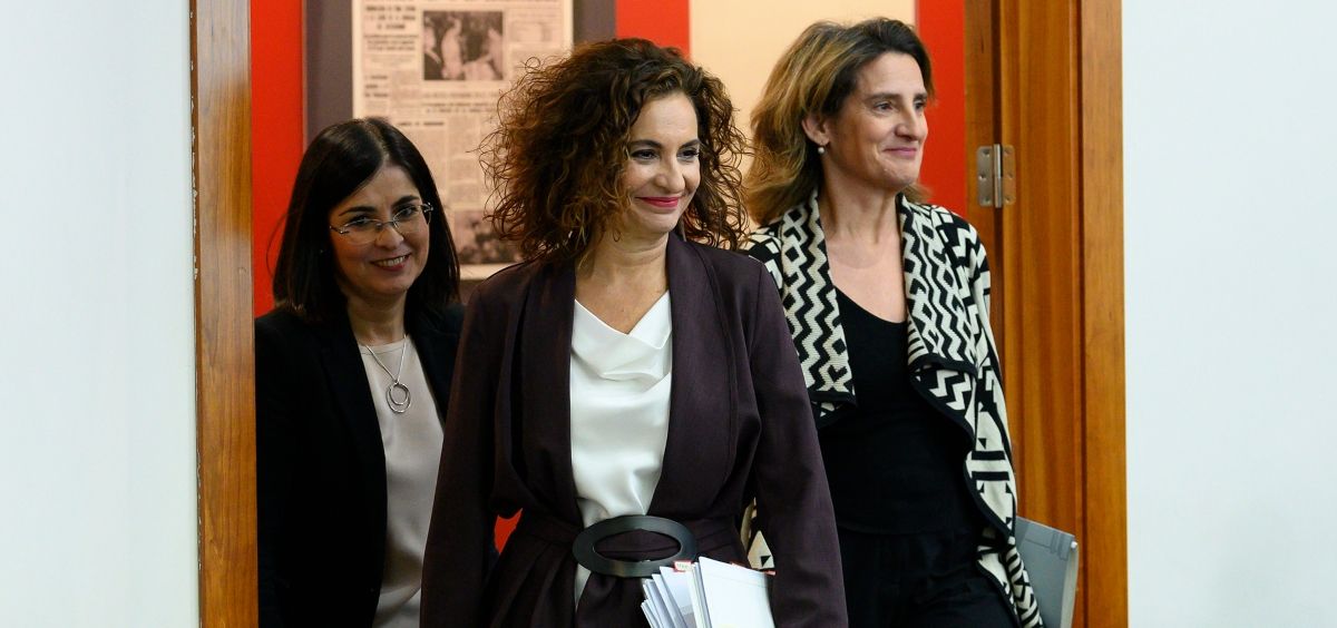 De izq. a der.: Carolina Darias, ministra de Sanidad; María Jesús Montero, portavoz del Gobierno; y Teresa Ribera, vicepresidenta cuarta (Foto: Pool Moncloa)