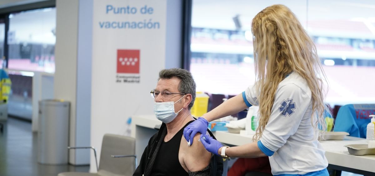 Una profesional sanitaria administra una vacuna frente al Covid-19 (Foto: CAM)