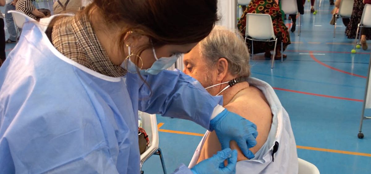 Manolo, de 77 años, recibe la primera dosis de la vacuna en Sevilla. (Foto. Junta de Andalucía)