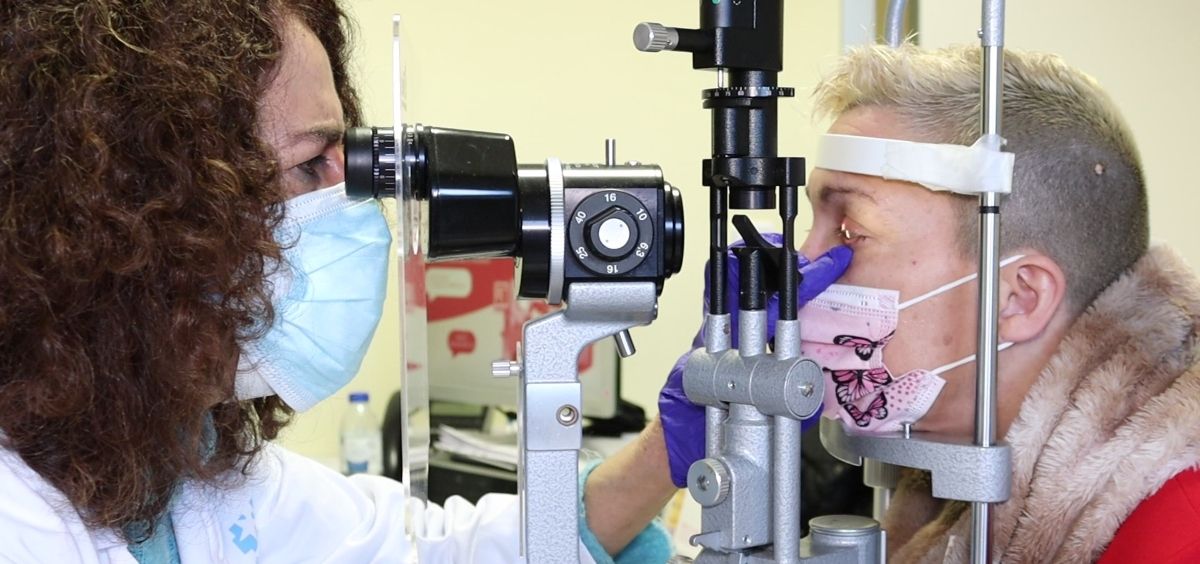 Paciente en la consulta de oftalmología (Foto. HUT)
