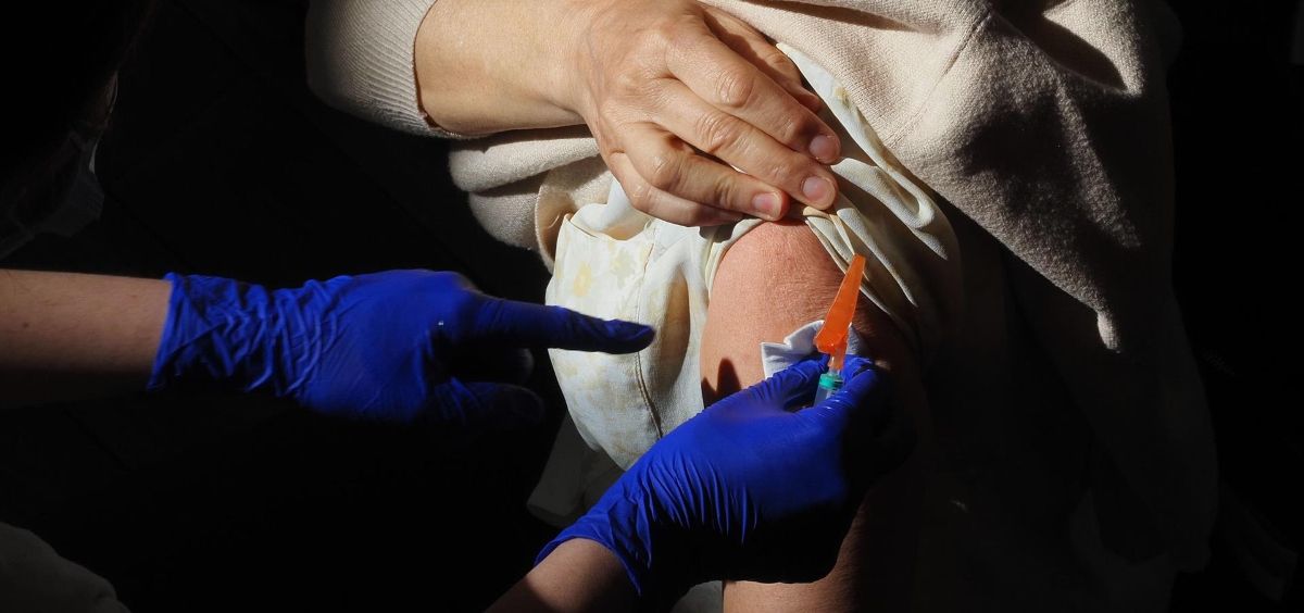 Un trabajador sanitario suministra la vacuna contra el Covid 19 a una persona, en el Centro Cultural Miguel Delibes, a 5 de abril de 2021. (Foto. PhotogenicClaudia Alba   Europa Press)
