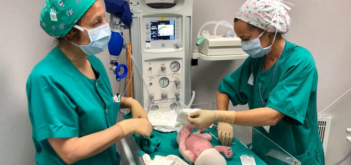 Dos sanitarias atienden a un bebé recién nacido en Almería (Foto. JUNTA DE ANDALUCÍA)