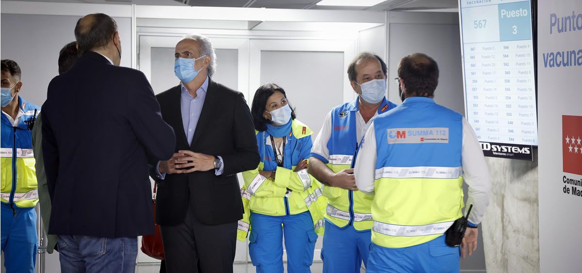 El consejero de Sanidad de la Comunidad de Madrid, Enrique Ruiz Escudero, ha visitado este sábado el punto de vacunación masiva del Wizink Center