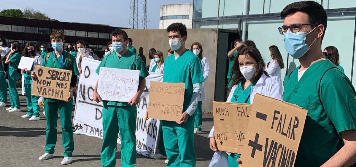 Estudiantes de Odontología de la Universidad de Santiago de Compostela (USC) protestando delante de la sede de la Consejería de Sanidad. (Foto. @AEOSUSC)