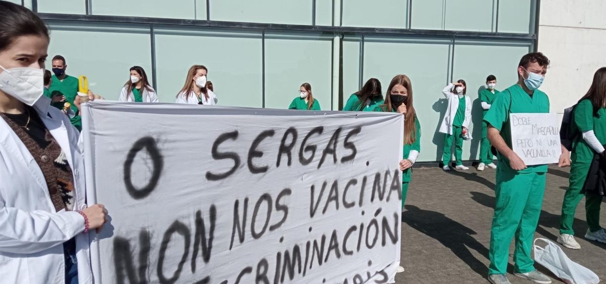 Protestas de alumnos de Odontología de la USC delante de la sede del Sergas. (Foto. Europa Press)