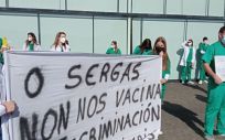 Protestas de alumnos de Odontología de la USC delante de la sede del Sergas. (Foto. Europa Press)