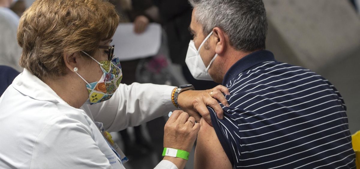 Sanitaria administra la vacuna de la Covid 19 (Foto. lberto Ortega   Europa Press)