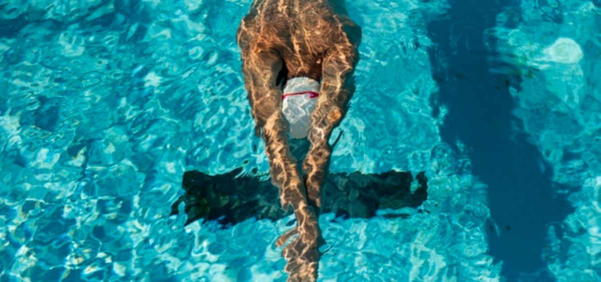 Persona realizando natación (Foto. Freepik) (1)