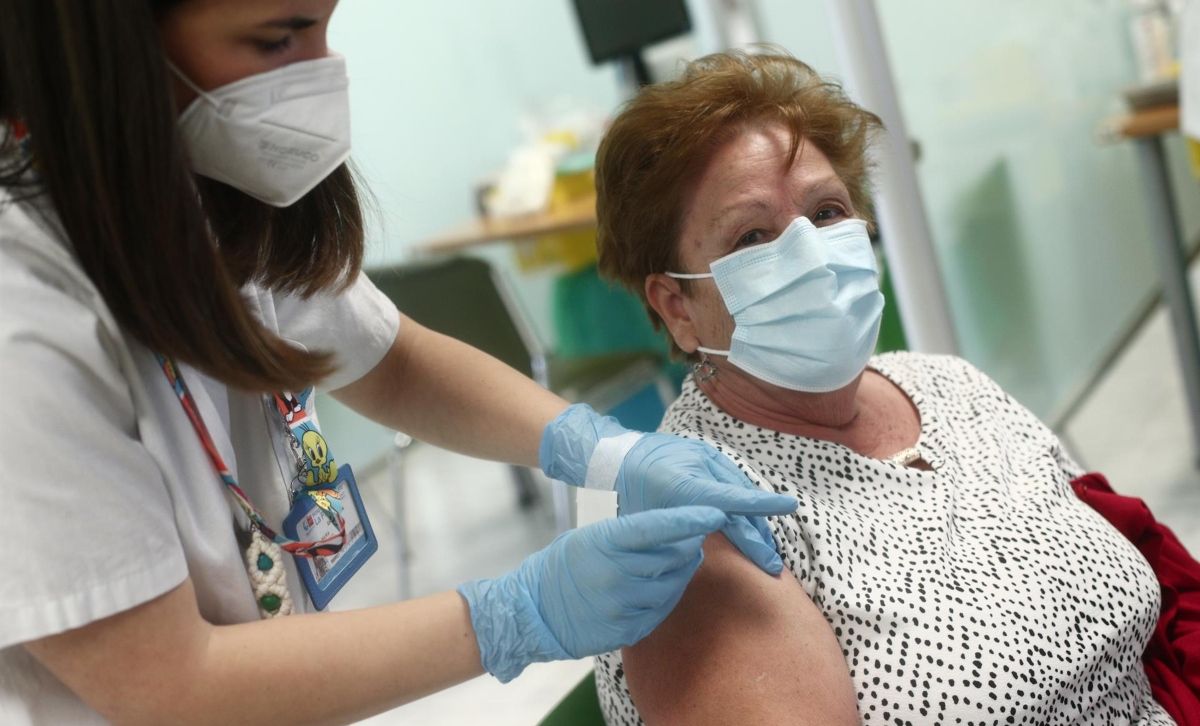 Una sanitaria inocula la primera dosis de la vacuna Pzifer a una anciana, en el Hospital Universitario de La Paz (Foto. Eduardo Parra   Europa Press)