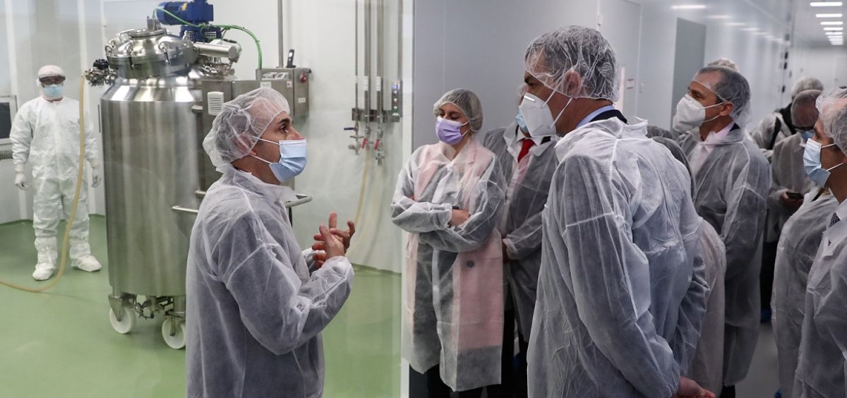 El presidente del Gobierno, Pedro Sánchez, visita las instalaciones de producción de HIPRA (Foto. Hipra)