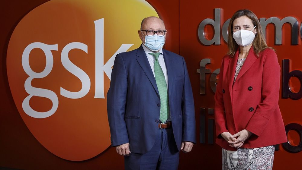 Dr. Antonio Valero, presidente de SEAIC, y Cristina Henríquez de Luna, directora general de GSK España (Foto.  GSK)