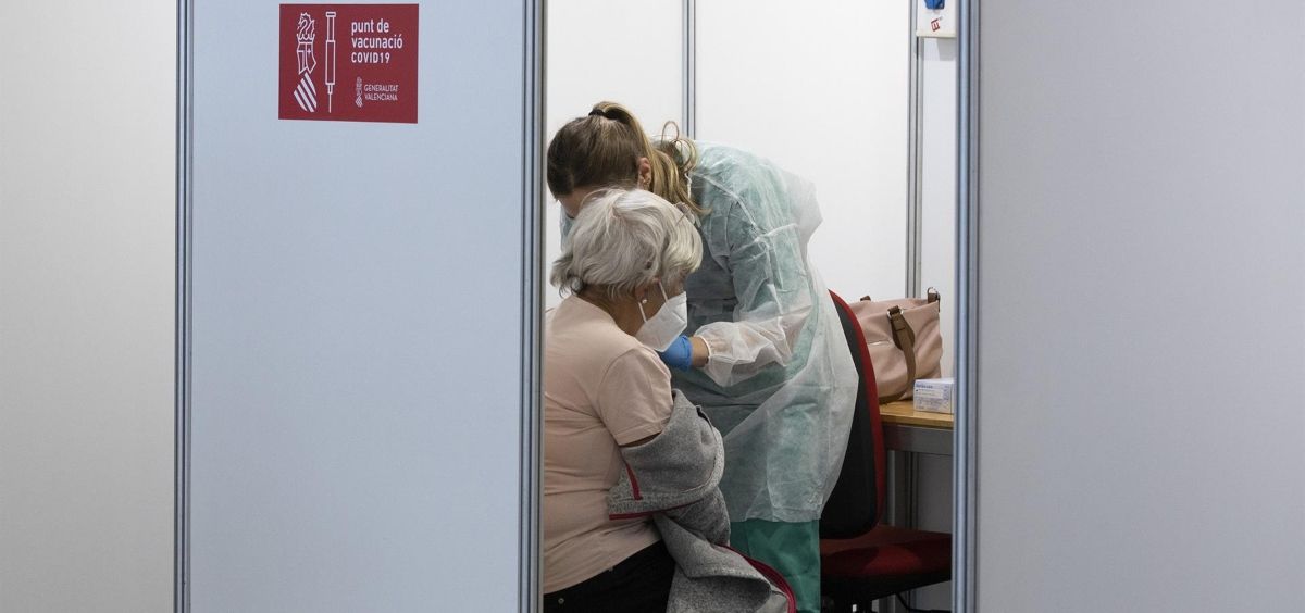 Una sanitaria vacuna a una mujer   Carme Ripollés (Foto. Europa Press)