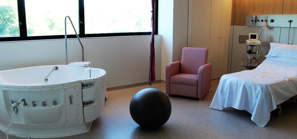 Habitación del HUGV dotada de bañera, liana y pelota de pilates para el proceso de dilatación (Foto. HUGV)