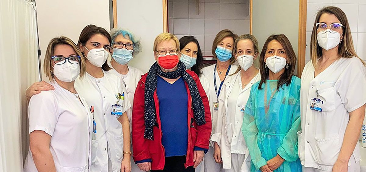 Foto del equipo del Clínico San Carlos y de la primera paciente a la que han realizado esta técnica en el hospital (Foto. ConSalud)