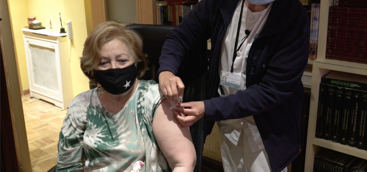 Una mujer recibe una vacuna frente al Covid-19 en Madrid (Foto: CAM)