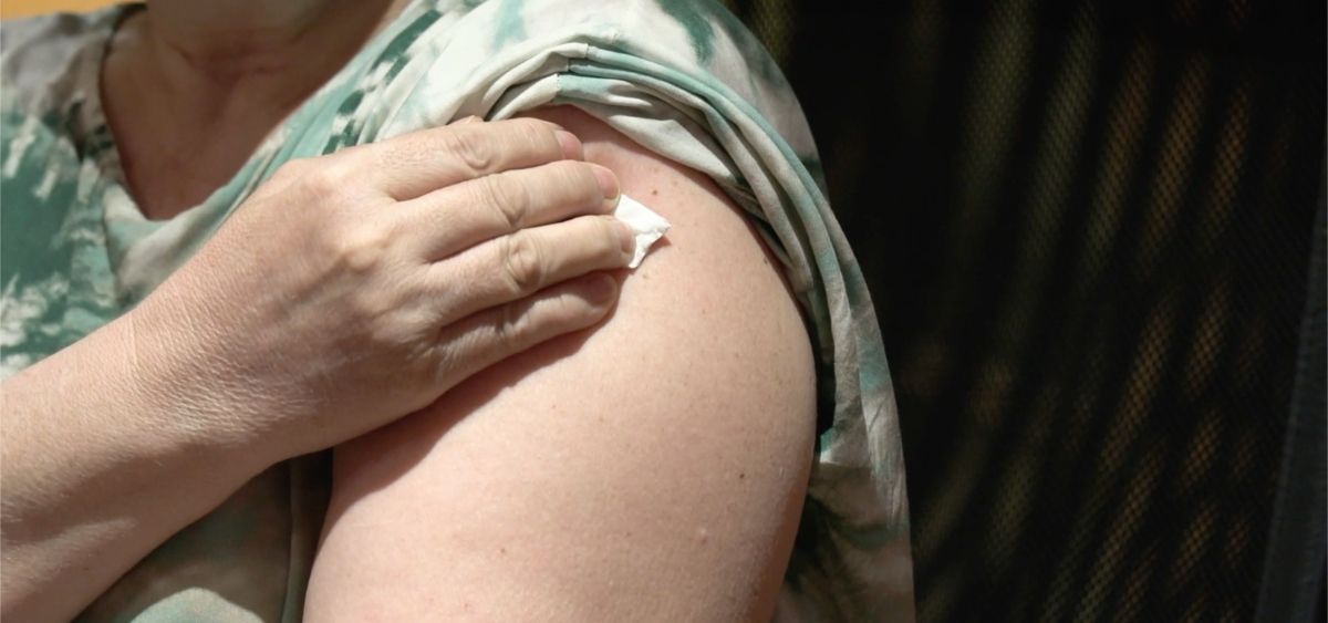 Una mujer tras recibir una vacuna frente al Covid-19 en Madrid (Foto: CAM)