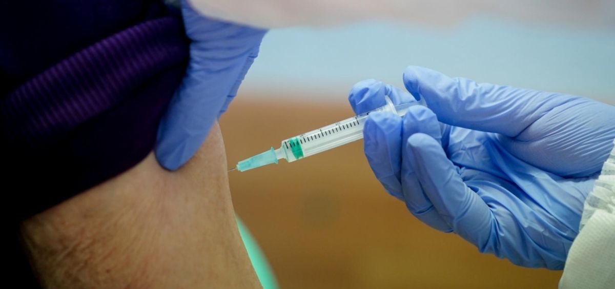 Un profesional sanitario poniendo una vacuna frente al Covid-19 en Madrid (Foto: CAM)