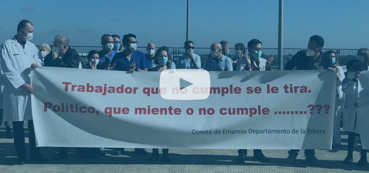 Momento de la protesta frente al Hospital de la Ribera