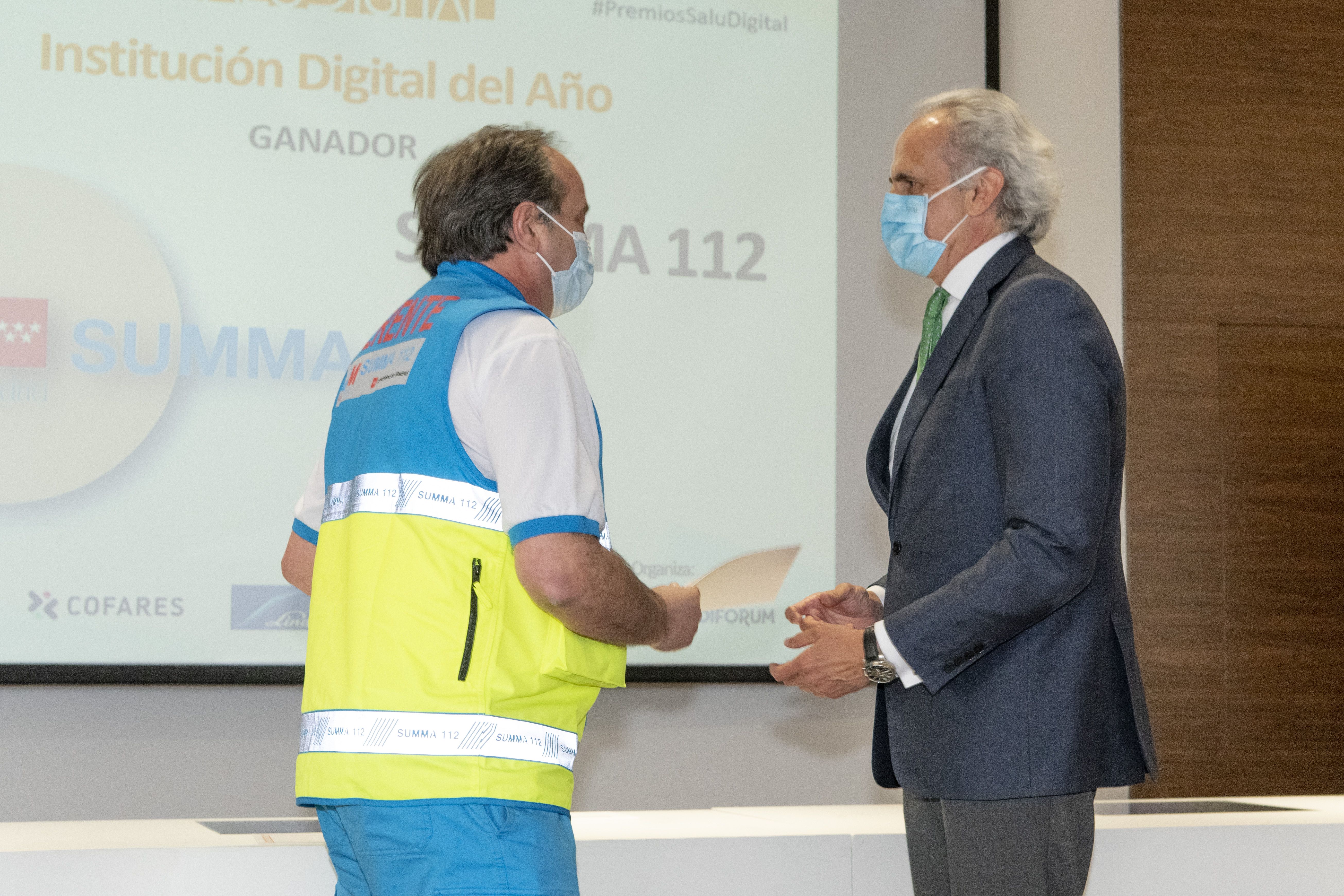 Enrique Ruiz Escudero, consejero de Sanidad de la Comunidad de Madrid entrega el premio al responsable del SUMMA 112. (Foto. Óscar Frutos)