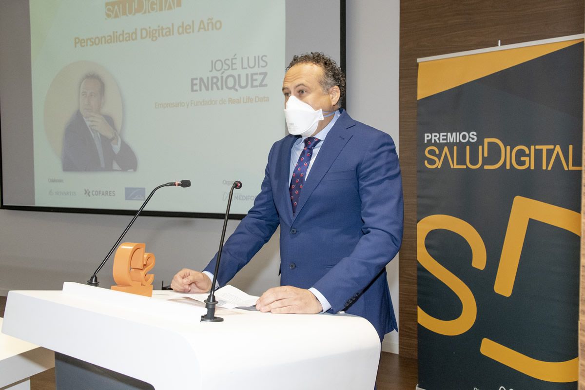 José Luis Enríquez. Empresario y Fundador de Real Life Data, recoge el premio a la Personalidad Digital del Año