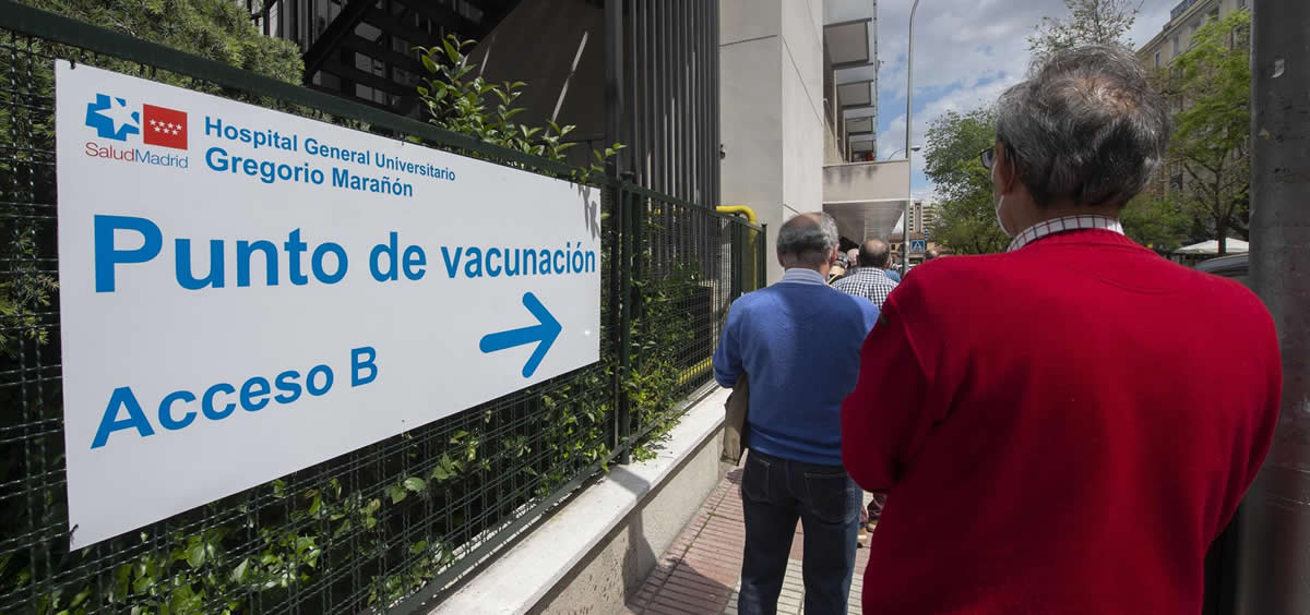 Varias personas esperan para recibir la vacuna contra la Covid-19, a 27 de abril de 2021, en el Hospital General Universitario Gregorio Marañón (Foto: Alberto Ortega - EP)
