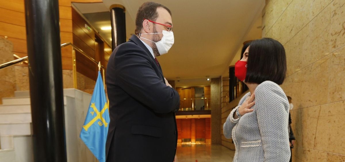 La ministra de Sanidad, Carolina Darias, con el presidente del Principado de Asturias, Adrián Barbón