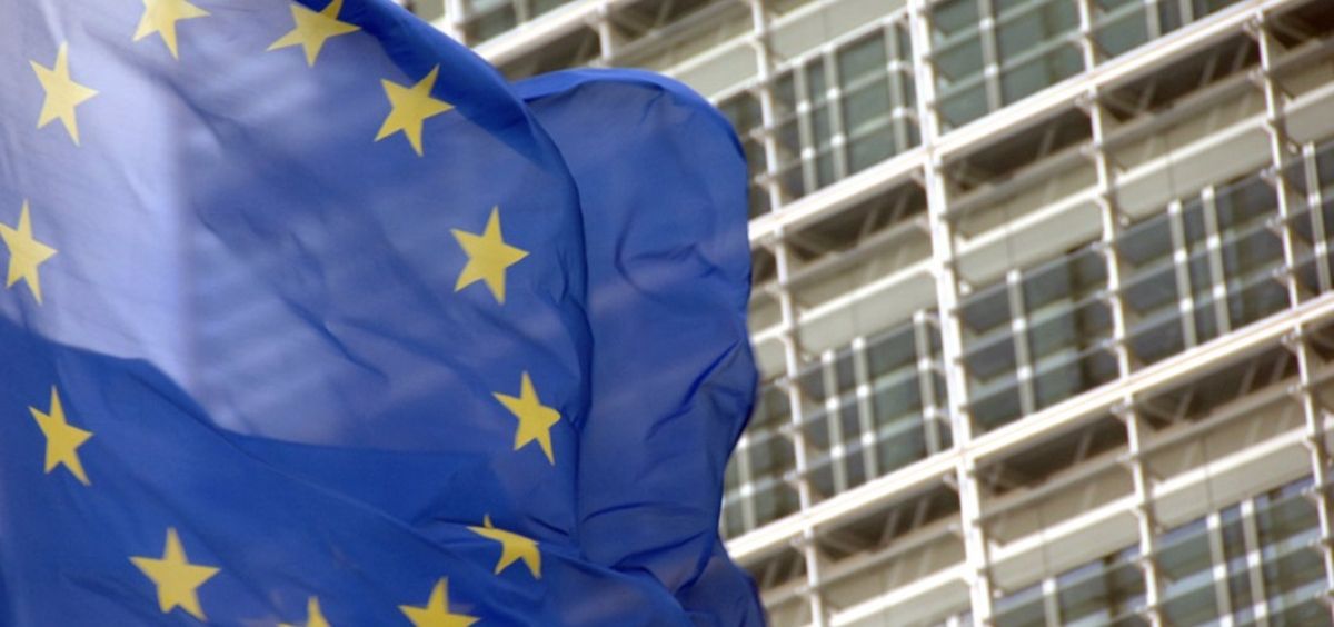 Bandera de la UE frente a la sede de la Comisión Europea. (Foto. CE)