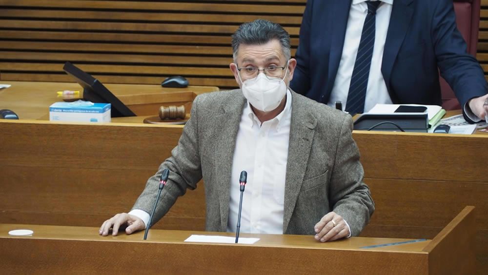El diputado del Grupo Parlamentario Socialista, el doctor Manuel Pineda, interviene en las Cortes Valencianas (Foto: PSPV-PSOE)