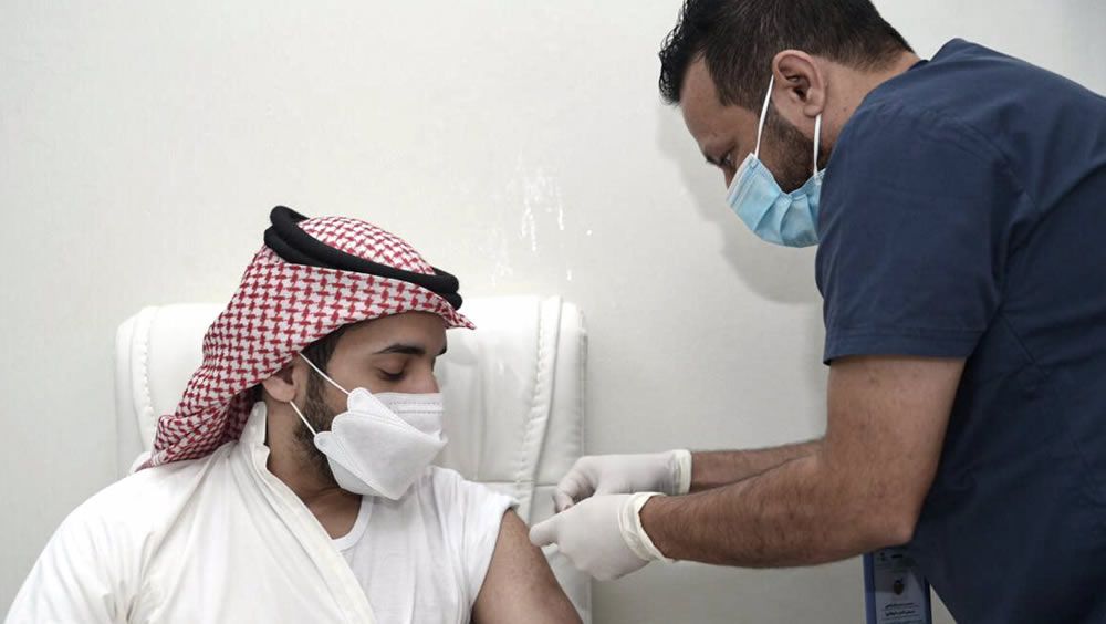 Un ciudadano saudí recibe la vacuna contra la COVID-19 (Foto: Saudi Press Agency - DPA)