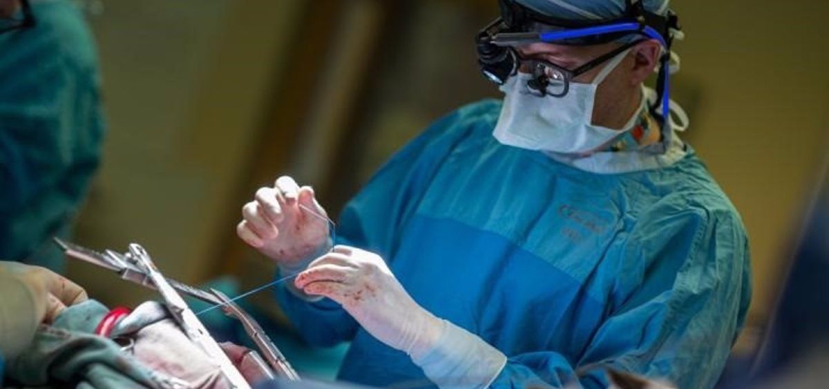 Richard Whitlock, profesor de cirugía en la Universidad McMaster, realizando una cirugía cardíaca. (Foto. HAMILTON HEALTH SCIENCES)