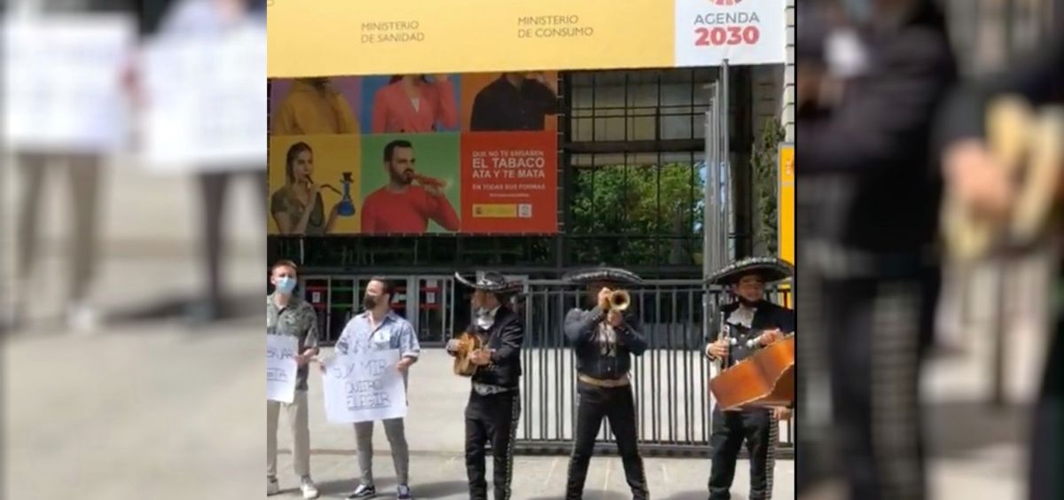 Imagen de los mariachis y varios opositores MIR a las puertas del Ministerio de Sanidad