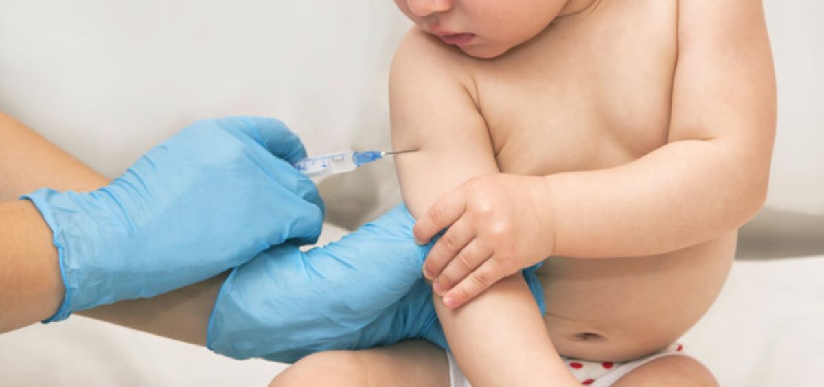 Bebé recibiendo una vacuna (Foto. Freepik)