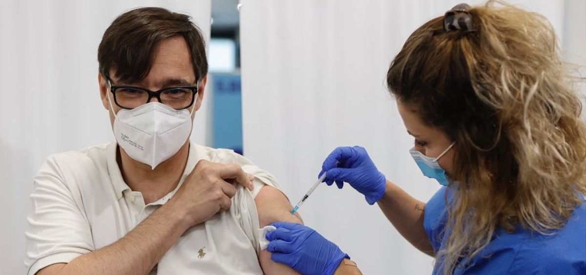 Salvador Illa, exministro de Sanidad, recibiendo una dosis de la vacuna frente a la Covid-19 (Foto: @salvadorilla)