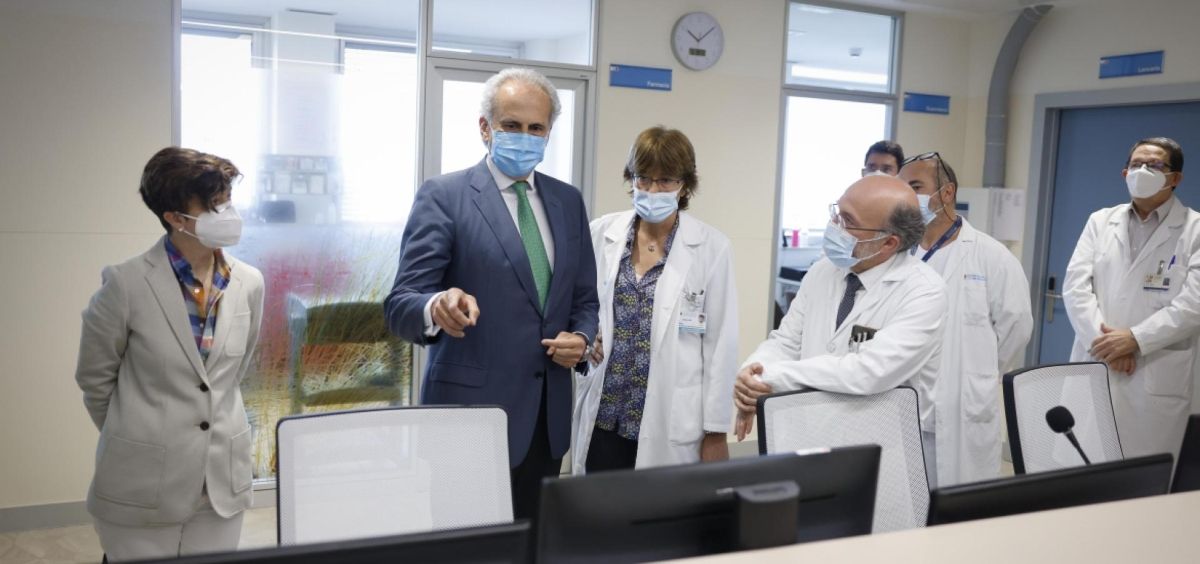 El consejero de Sanidad en funciones, Enrique Ruiz Escudero, visita la nueva unidad en el hospital 12 de Octubre (Foto: CAM)