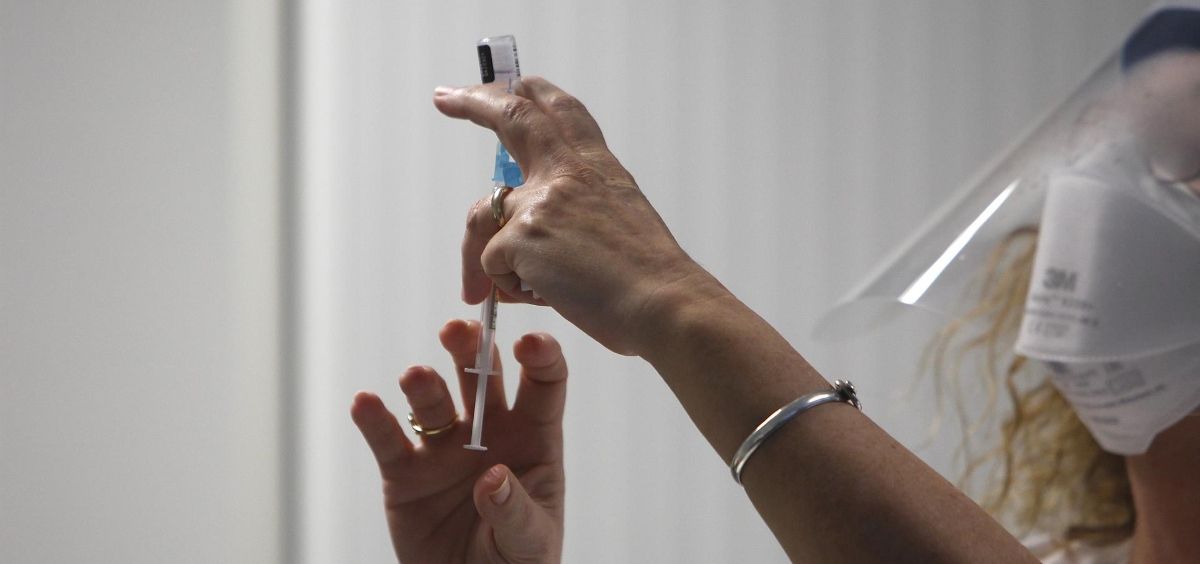 Una enfermera prepara la vacuna Pfizer BioNtech contra el COVID 19. (Foto. Isaac Buj   Europa Press)