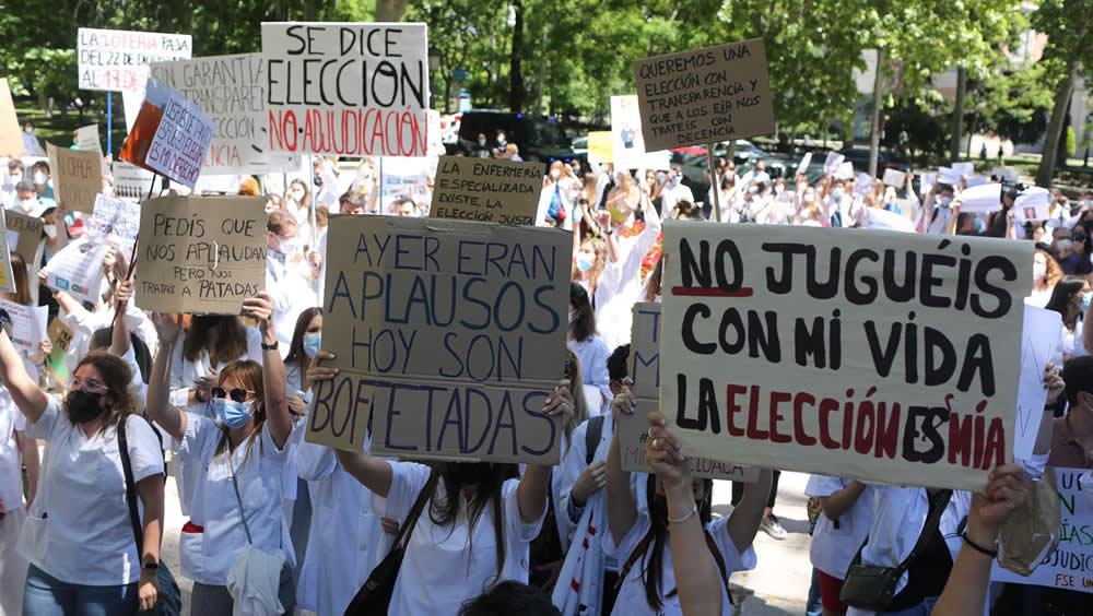 Profesionales sanitarias participan en la concentración convocada este martes a las puertas del Ministerio de Sanidad (Foto. Cézaro De Luca - Europa Press)