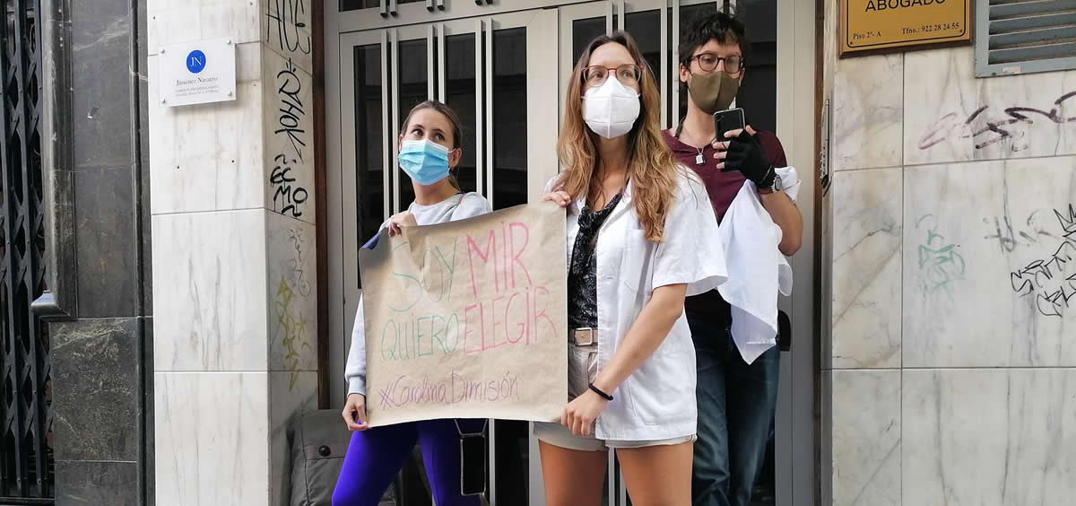 Opositores al MIR protestan frente a la sede del Parlamento de Canarias con motivo de la visita de la minitra de Sanidad, Carolina Darias (Foto. EP)