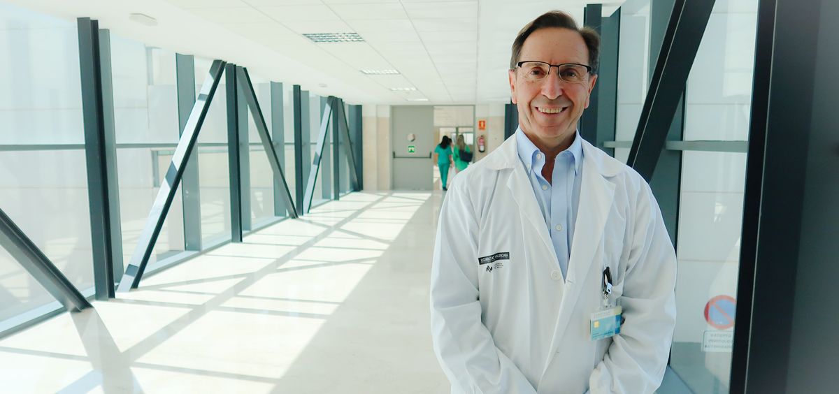 El doctor Álvaro Castellanos, fotografiado en los pasillos del Hospital Universitario y Politécnico La Fe de Valencia (Fotos: SEMICYUC)