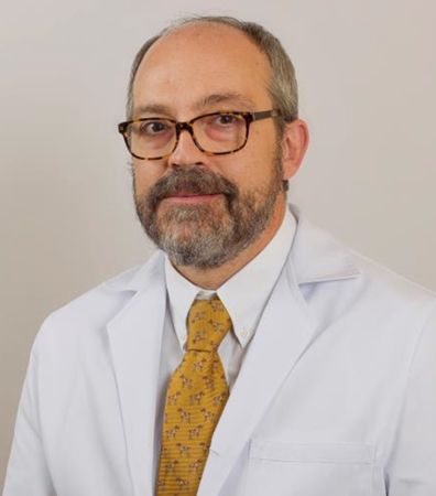Ell doctor José Luis Cebrián, jefe Asociado del servicio de Cirugía Oral, Maxilofacial e Implantología del Hospital La Luz