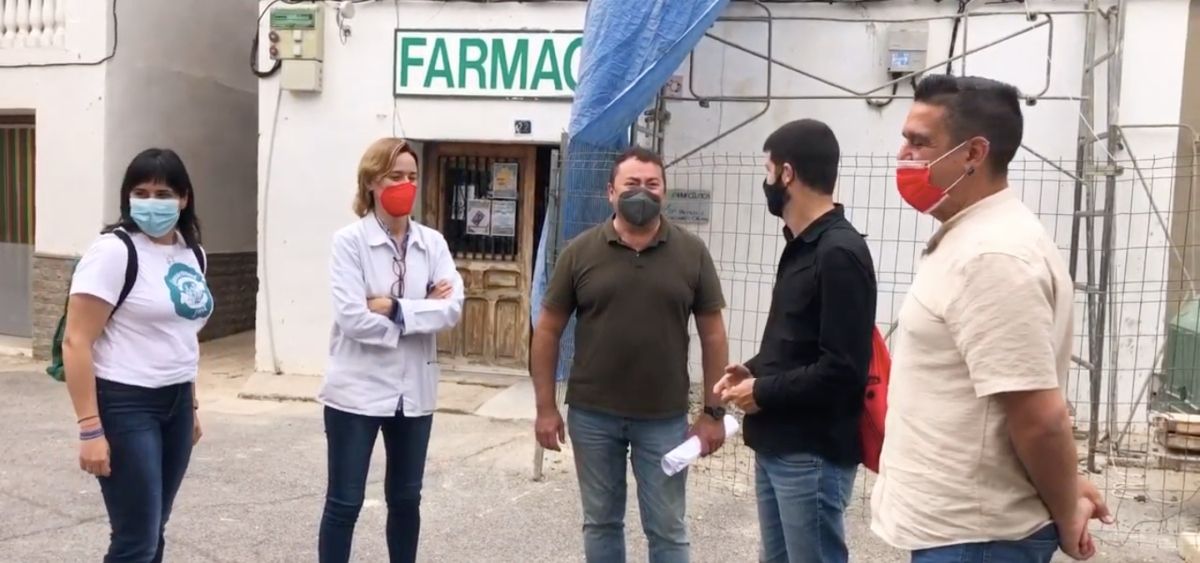Representantes políticos de Compromís visitan una farmacia rural (Foto: Compromís)