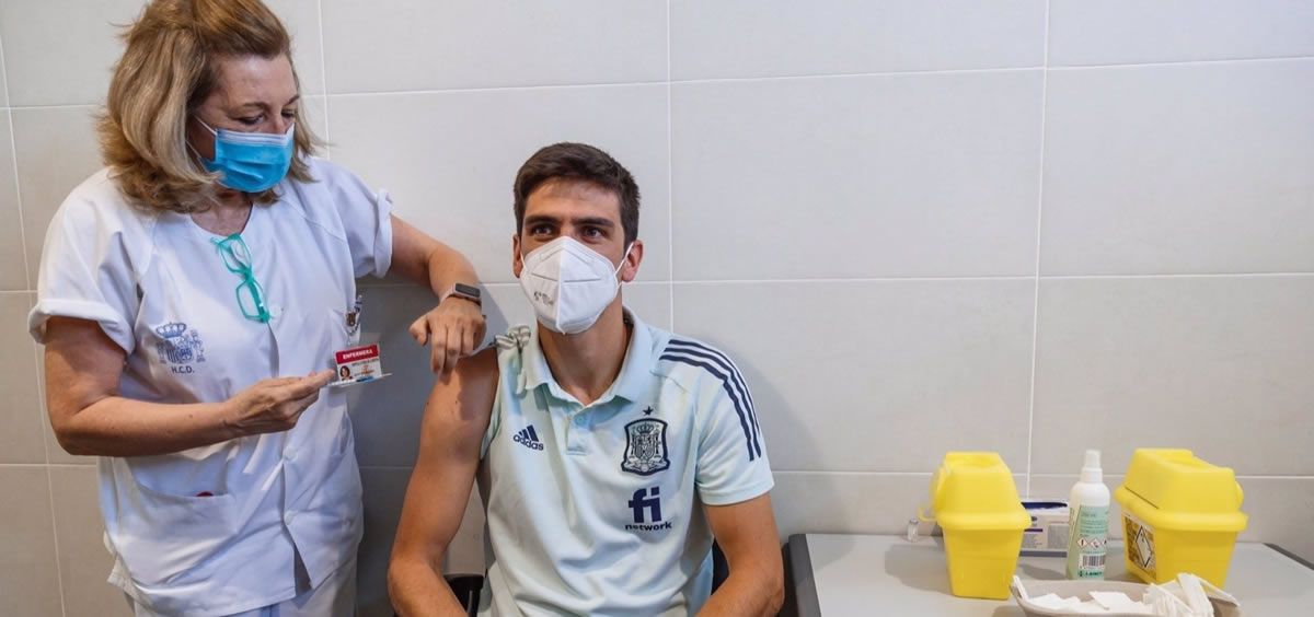 Gerard Moreno, jugador de la selección española de fútbol, recibe la vacuna contra la Covid 19 (Foto RFEF)