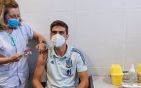Gerard Moreno, jugador de la selección española de fútbol, recibe la vacuna contra la Covid 19 (Foto RFEF)