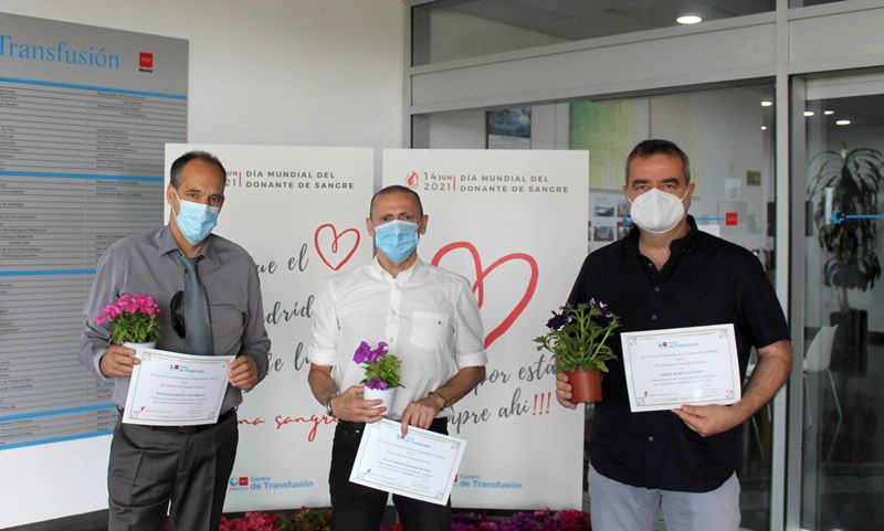 Reconocimiento a tres donantes (Foto: Centro de Transfusión)