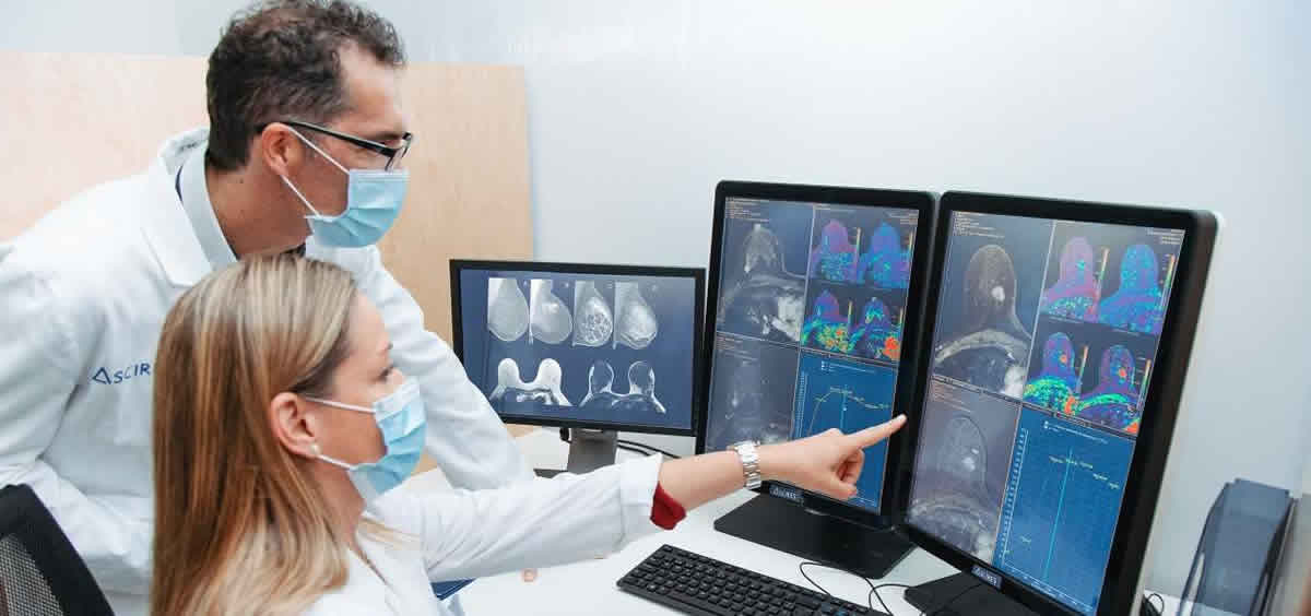 Los doctores José Carlos Gordo y Amparo García, de la Unidad de Mama Ascires, analizan datos de resonancia magnética y mamografía. (Foto: Ascires)