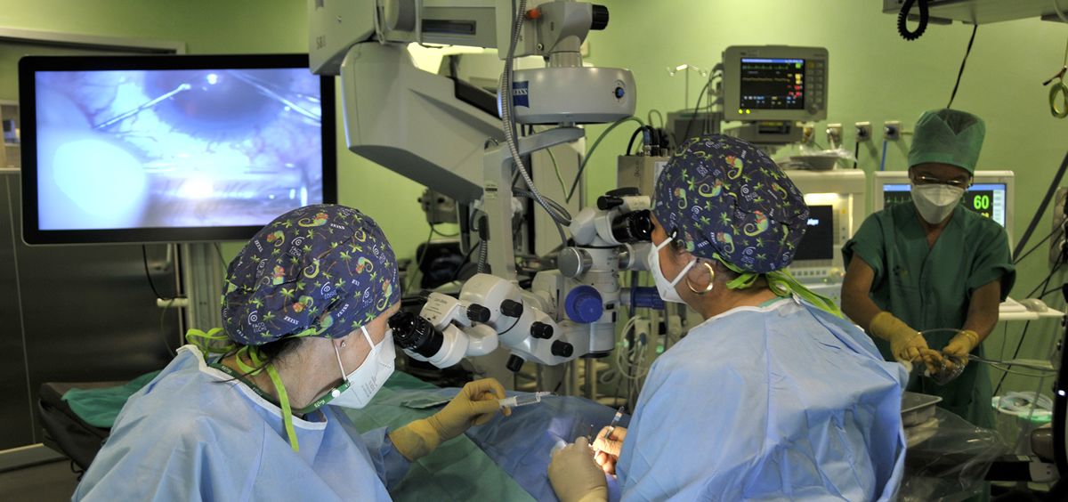 Momento de la intervención realizada para el tratamiento del glaucoma en el Hospital Dr. Negrín (Foto. Gobierno Canarias)