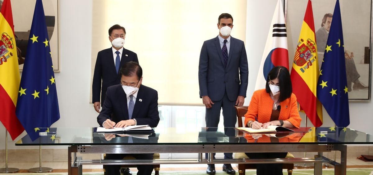 Los presidentes del Gobierno de España y Corea, Pedro Sánchez y Moon Jae-in, mientras los ministros de Sanidad firman el acuerdo (Foto: Pool Moncloa)