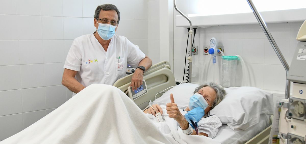 La paciente posa junto al Dr. Ramos tras la plasmafédesis en el Hospital de Denia. (Foto. H. Denia)