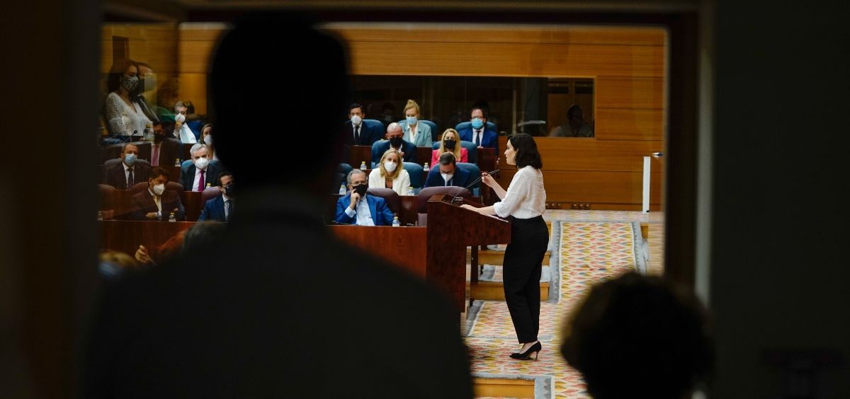 Isabel Díaz Ayuso, presidenta de la Comunidad de Madrid, interviniendo en la Asamblea (Foto: CAM)